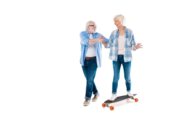 Старший пара, скейтбординг — стокове фото