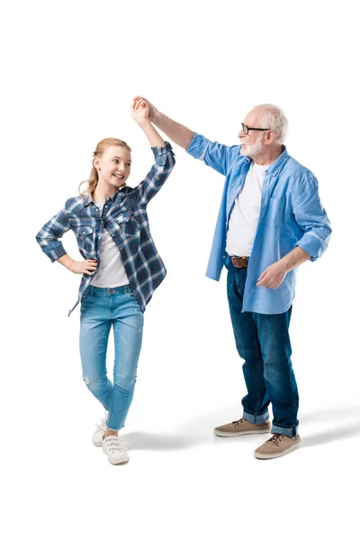 Petit-enfant dansant avec grand-père — Photo de stock