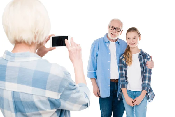 Grand-mère prenant des photos sur smartphone — Photo de stock