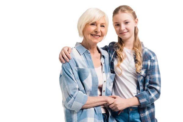 Grand-mère et petite-fille câlins — Photo de stock