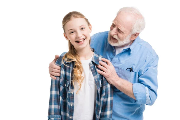 Abuelo y nieta abrazándose - foto de stock