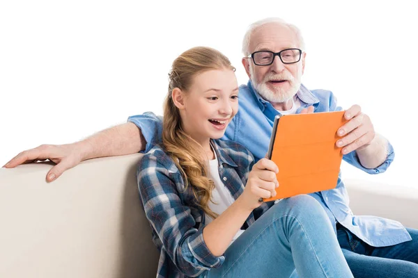 Famille utilisant une tablette numérique — Photo de stock