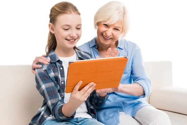 Famiglia utilizzando tablet digitale — Foto stock
