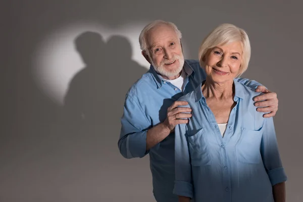 Couple avec ombre en forme de coeur — Photo de stock