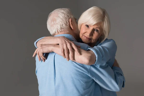 Coppia anziana che abbraccia — Foto stock