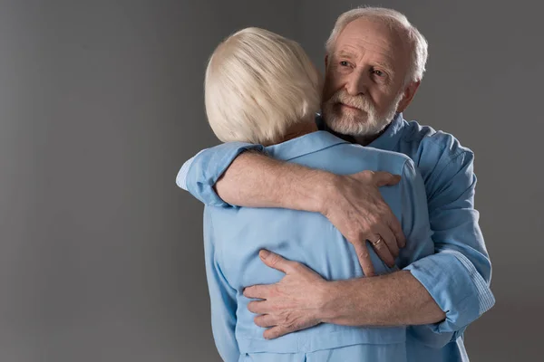 Senior couple embracing — Stock Photo