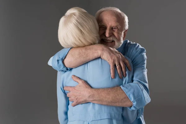 Coppia anziana che abbraccia — Foto stock