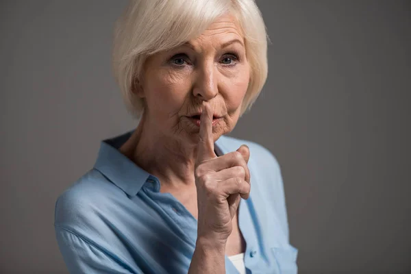 Mujer con gesto de silencio - foto de stock