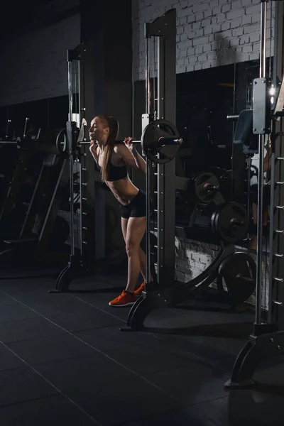 Entrenamiento de deportista con barra - foto de stock