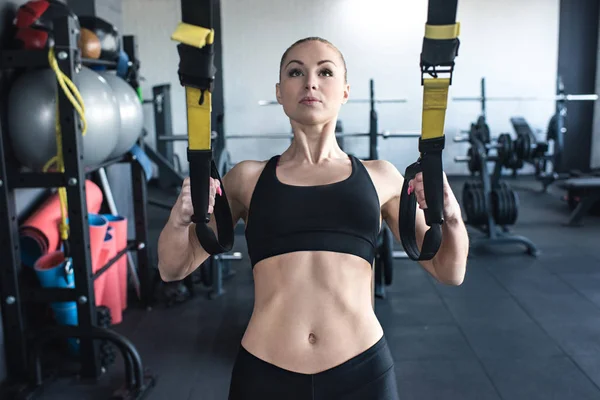 Entrenamiento de deportista con trx - foto de stock