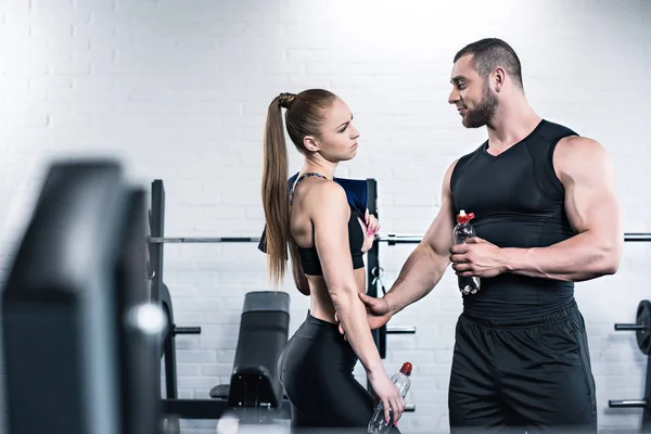 Hombre y mujer en el gimnasio - foto de stock