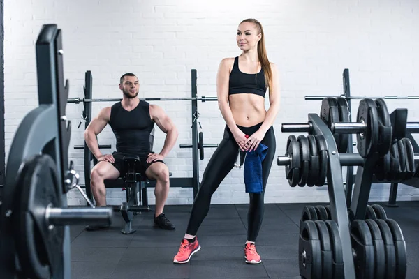 Hombre y mujer en el gimnasio - foto de stock