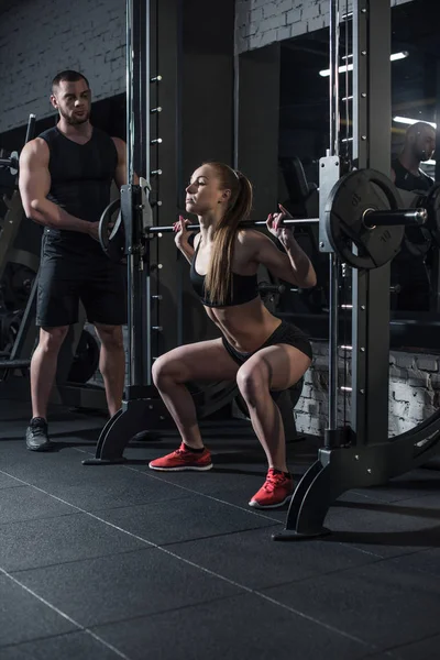 Mujer deportiva haciendo ejercicio en el gimnasio - foto de stock