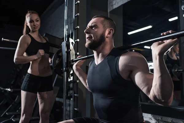 Hombre deportivo haciendo ejercicio en el gimnasio - foto de stock