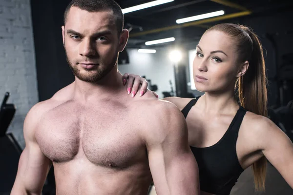 Pareja deportiva posando en el gimnasio - foto de stock