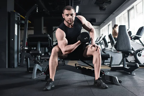 Deportista haciendo bíceps entrenamiento con mancuerna - foto de stock