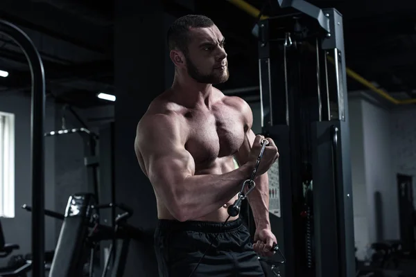 1 young bodybuilder doing biceps workout — Stock Photo