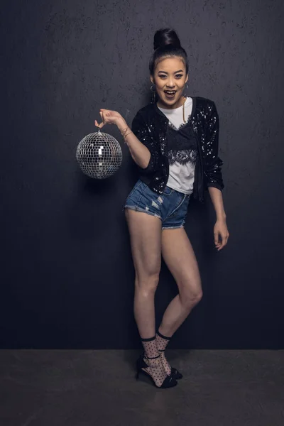 Glamour asiático chica con disco bola - foto de stock