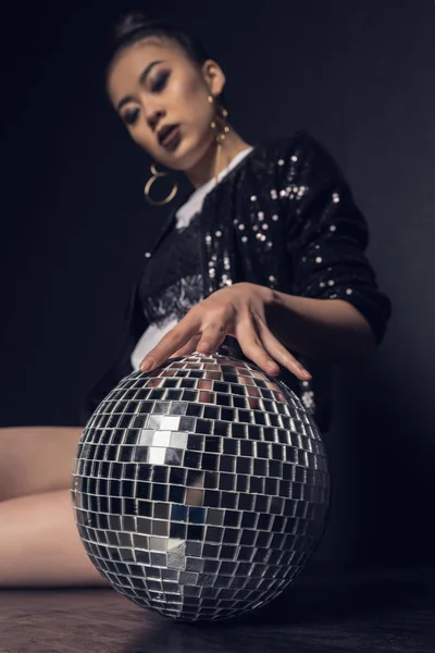 Glamour asiático chica con disco bola - foto de stock