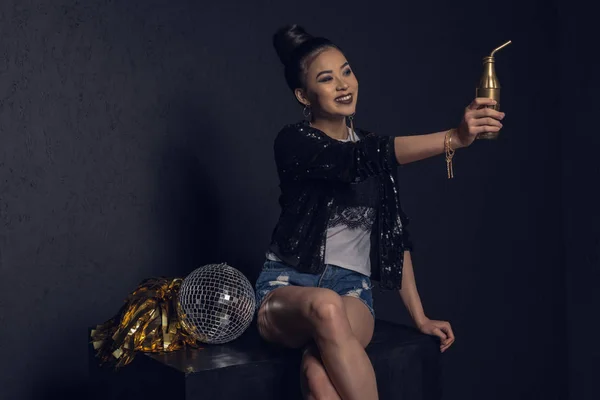 Glamour asiático disco chica - foto de stock