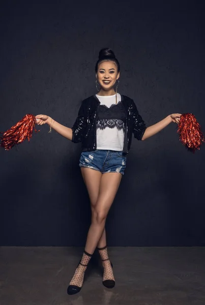 Junge Frau mit Pompons — Stockfoto