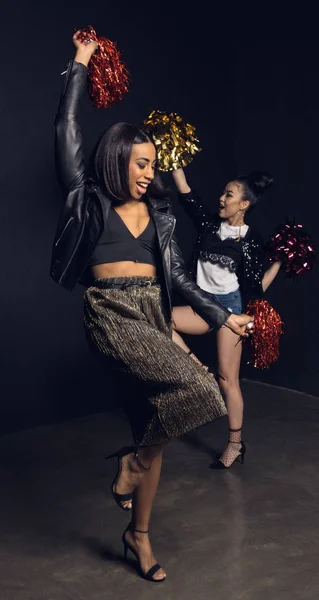 Mujeres jóvenes disfrutando de la fiesta - foto de stock