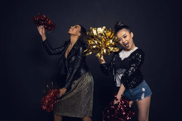 Mujeres jóvenes disfrutando de la fiesta - foto de stock