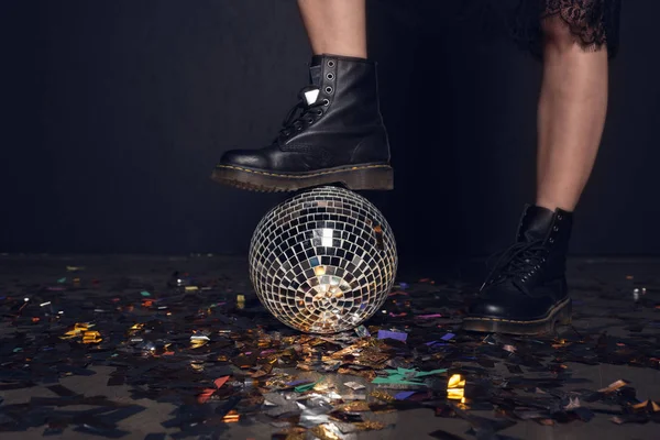 Jovem com bola de discoteca — Fotografia de Stock