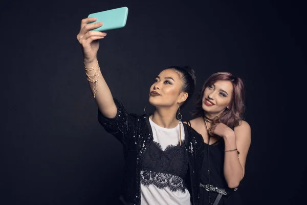 Mujeres jóvenes tomando selfie - foto de stock