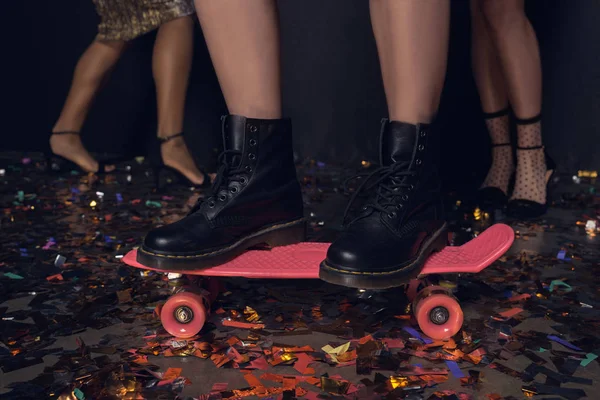 Donna in piedi sullo skateboard — Foto stock