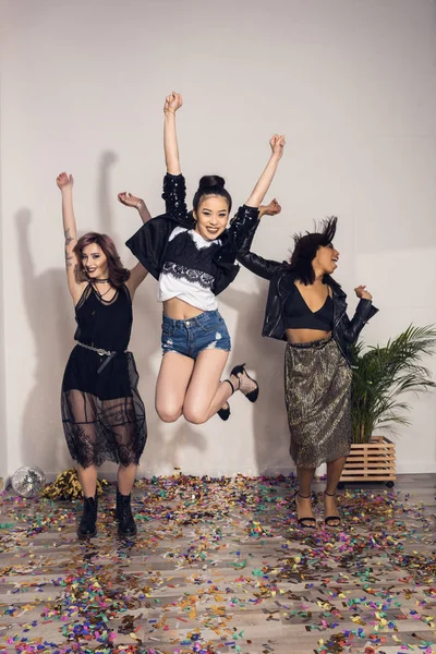 Fröhliche multiethnische Mädchen springen auf Party — Stockfoto