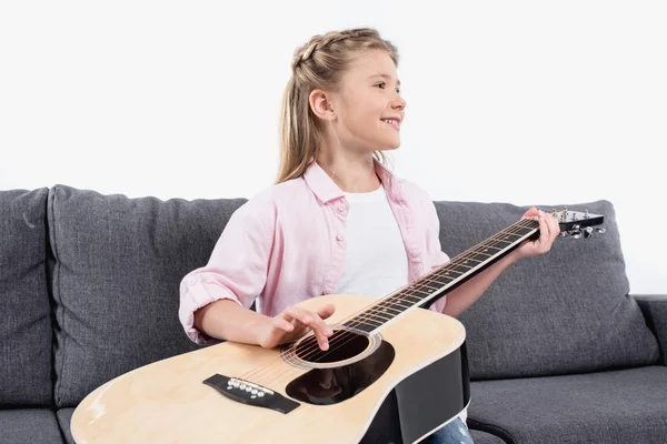 Girl practicing to play on guitar — Stock Photo