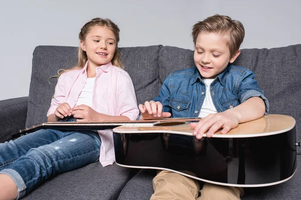 Siblings playing on guitar together — Stock Photo