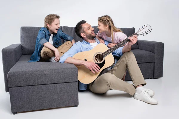 Família feliz jogando na guitarra — Fotografia de Stock