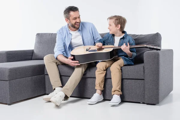 Padre con hijo tocando en la guitarra - foto de stock