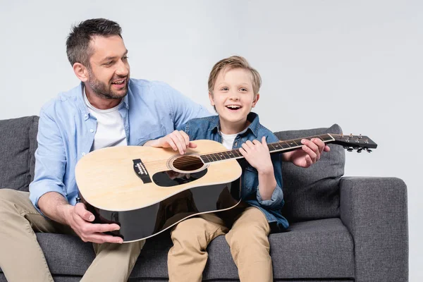 Père avec fils jouant à la guitare — Photo de stock