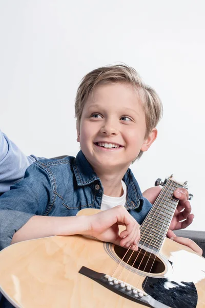 Хлопчик практикує грати на гітарі — стокове фото