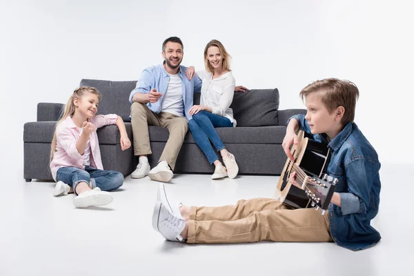 Famille heureuse avec guitare — Photo de stock