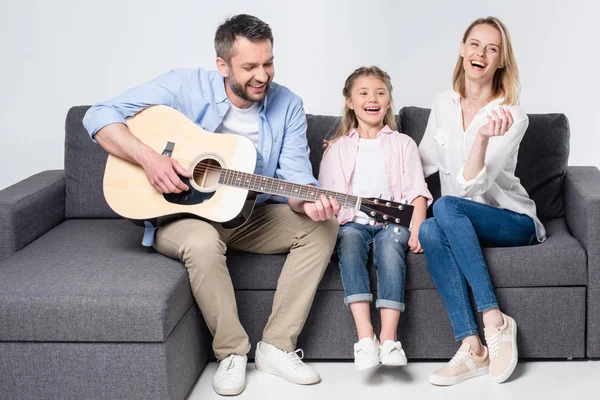 Famille heureuse avec guitare — Photo de stock