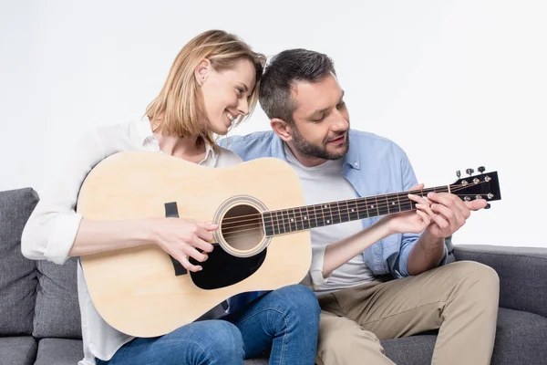 Пара, играющая на гитаре 3 — стоковое фото
