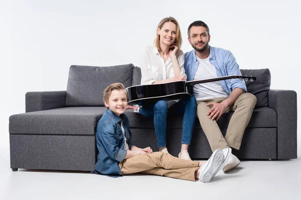 Familie sitzt auf Sofa — Stockfoto