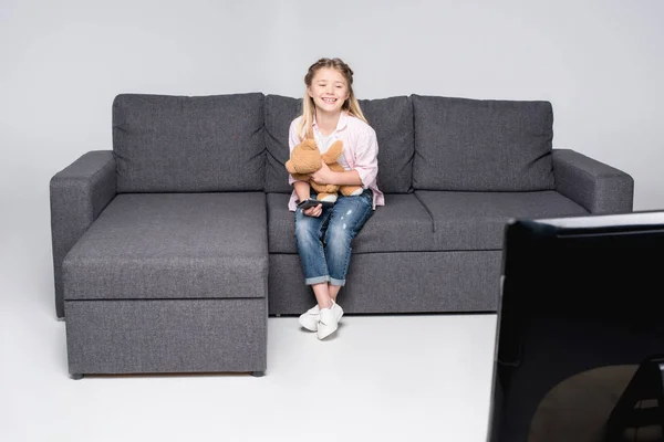 Felice ragazza guardando la tv — Foto stock