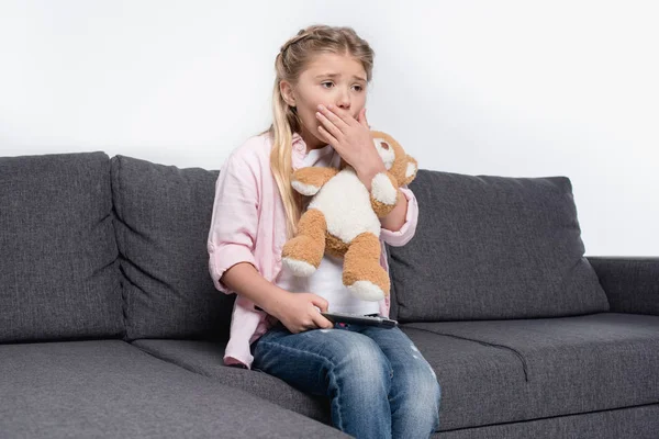 Chica asustada con oso de peluche - foto de stock