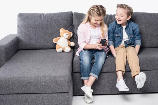 Счастливые дети смотрят телевизор — стоковое фото