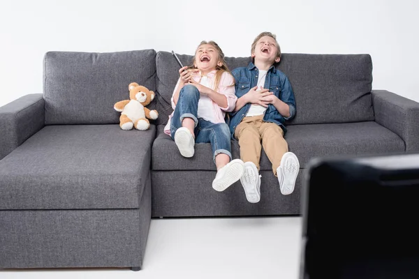 Niños felices viendo la televisión - foto de stock