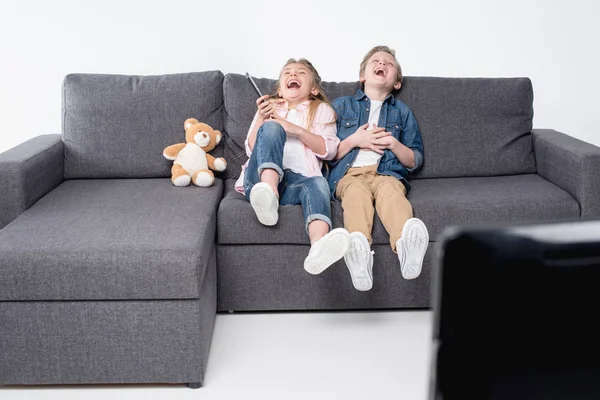 Bambini felici guardando la tv — Foto stock