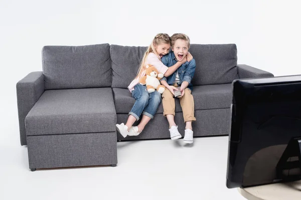 Niños asustados viendo la televisión - foto de stock