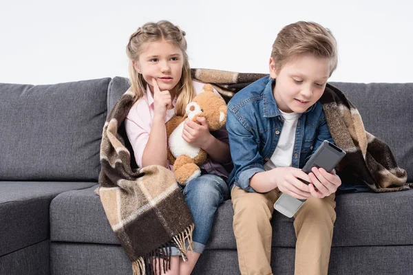 Ragazza pensierosa guardando la tv — Foto stock