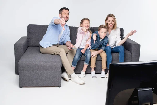 Familia sentado y mostrando los pulgares hacia abajo - foto de stock