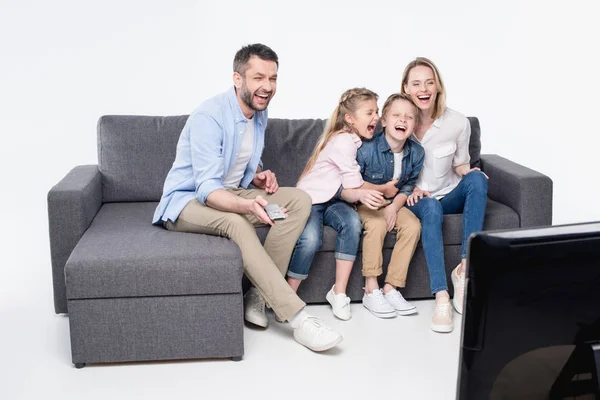 Família sentada no sofá e assistindo TV — Fotografia de Stock